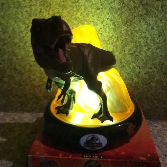 Jurassic World Night Light!!!  Automatic shut-off!!!  NEW!!!! - Picture 5 of 5